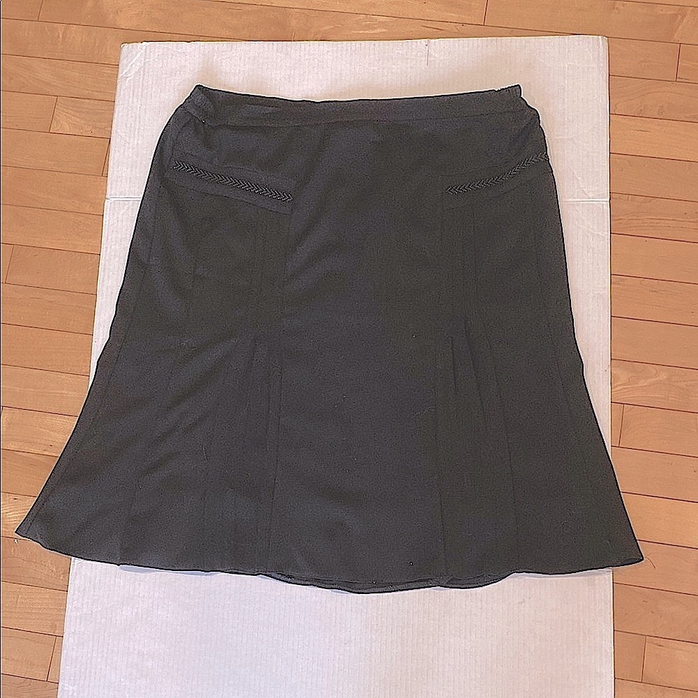 CLASSIC Black Women's Skirt w pleats at the bottom partial elastic waist Size 16